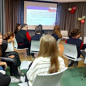 Двигайся к первым