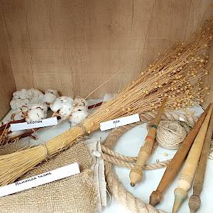 "Пряха прядёт, а Бог ей нить подаёт"