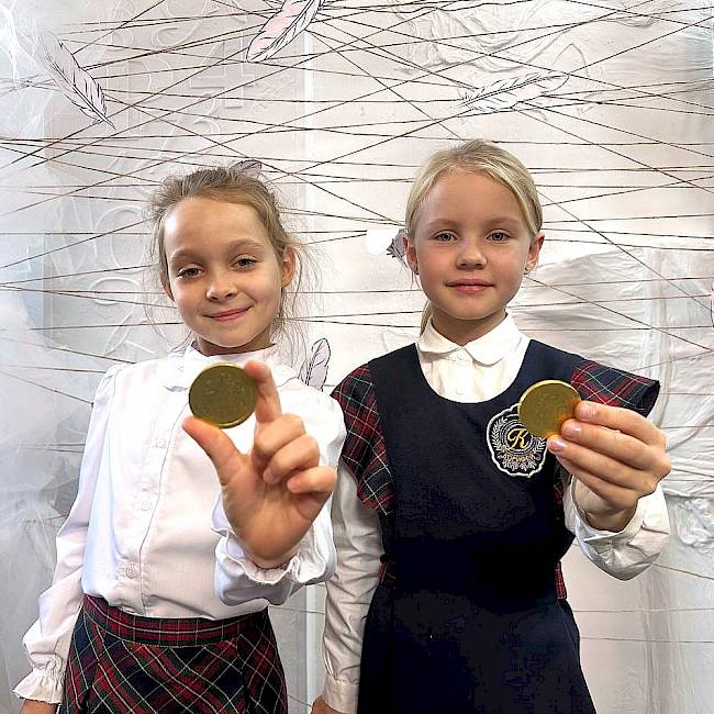 На фоне Пушкина