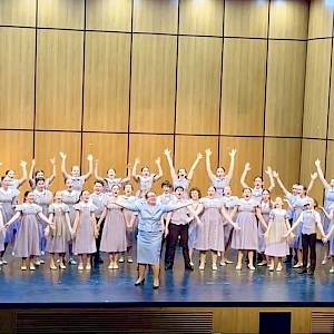 Запевать лучше хором